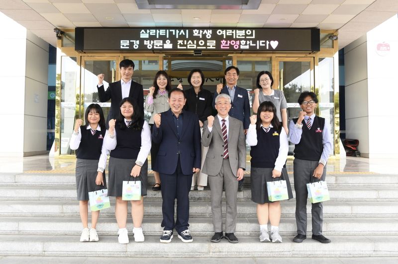 신현국 문경시장(앞줄 왼쪽 세번재)이 인도네시아 사라티가시에서 온 문경시 국제 장학생 4명을 초청해 환담했다. /문경시 제공