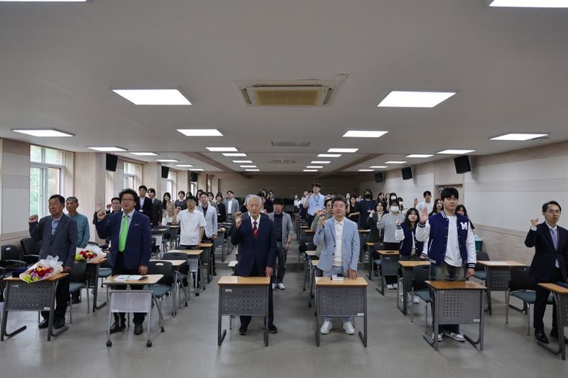 문경대학교 개교 29주년 기념식에서 참석자들이 비전을 제창하는 모습. /문경대학교 제공