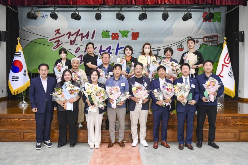 문경시 올해 상반기 친절우수업소를 표창하고 인증 표시판을 수여하는 모습. /문경시 제공