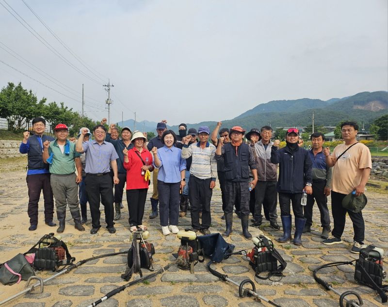 동로면 농업경영인회 금천도로변 풀 베고 환경정비