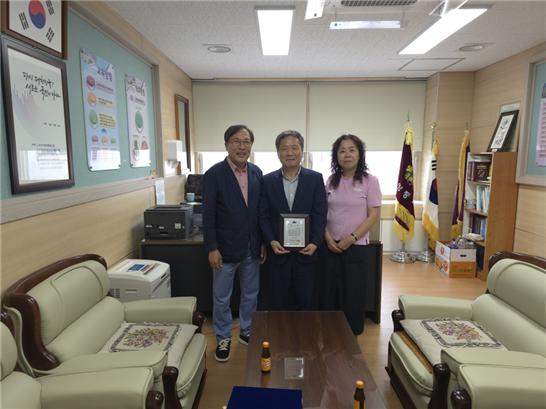 박열의사기념사업회 서원 이사장(왼쪽)이 풍양등학교 이용희 교장에게 감사패를 전하는 모습. /박열의사기념사업회 제공