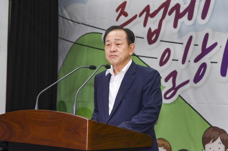 민선8기 취임3주년 기념 정례조회에서 인사하는 신현국 문경시장. /문경시 제공 