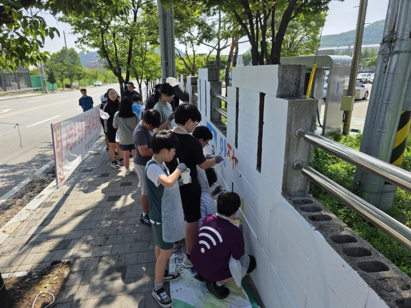 문경ESG봉사단, 점촌4동 주민과 함께 마을길 벽화 그려