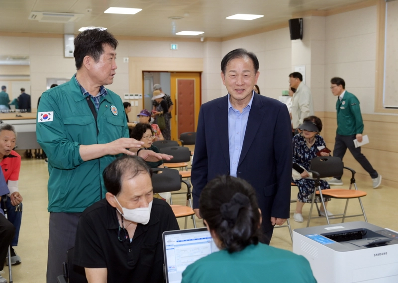 신현국 문경시장, 민생회복 소비쿠폰 신청 현장 방문