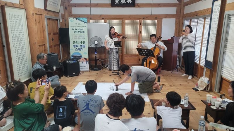 문경 근암서원 컬쳐 캠핑 스테이 음악회에서 부엉이를 그리고 있는 김정찬 화가