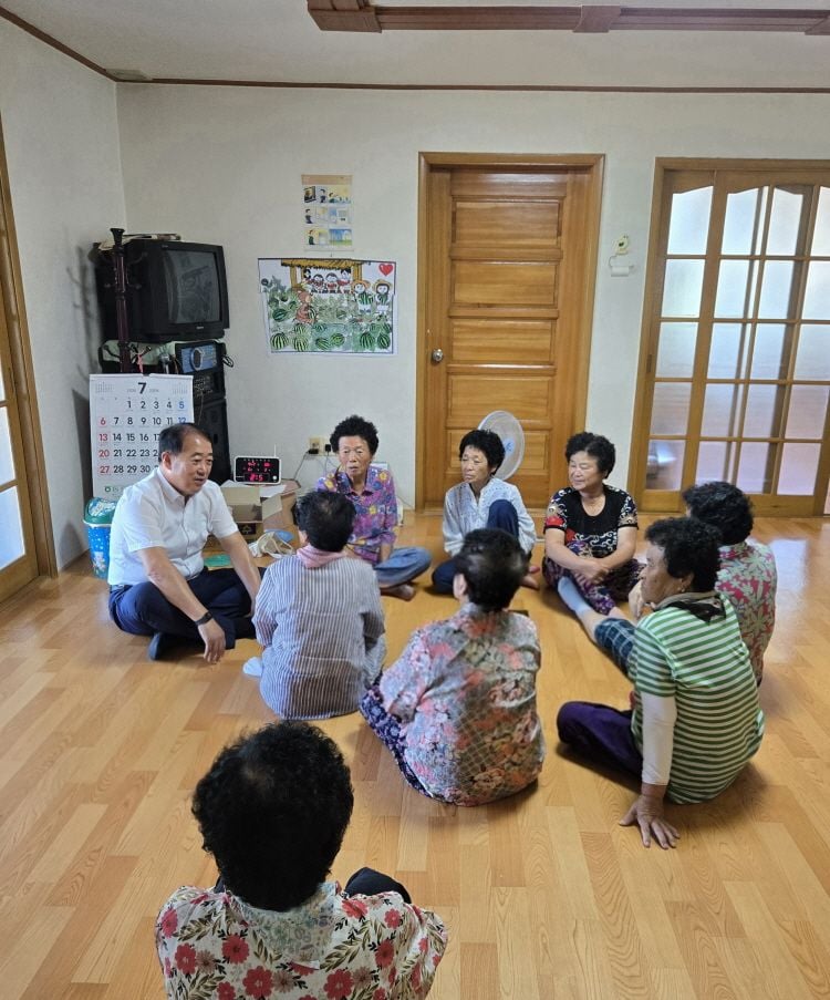 구자균 산양면장, 폭염특보 확대에 따라 경로당 찾아 안부 확인