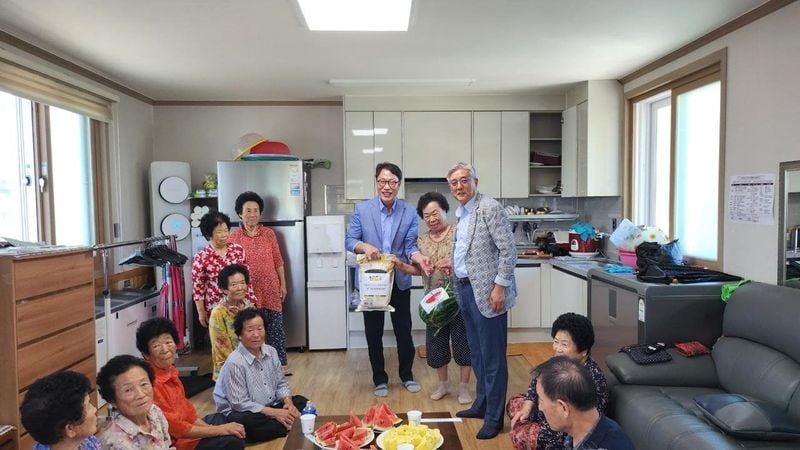 점촌5동 주민자치위원회, 중복 맞아 경로당-기관에 수박 전달