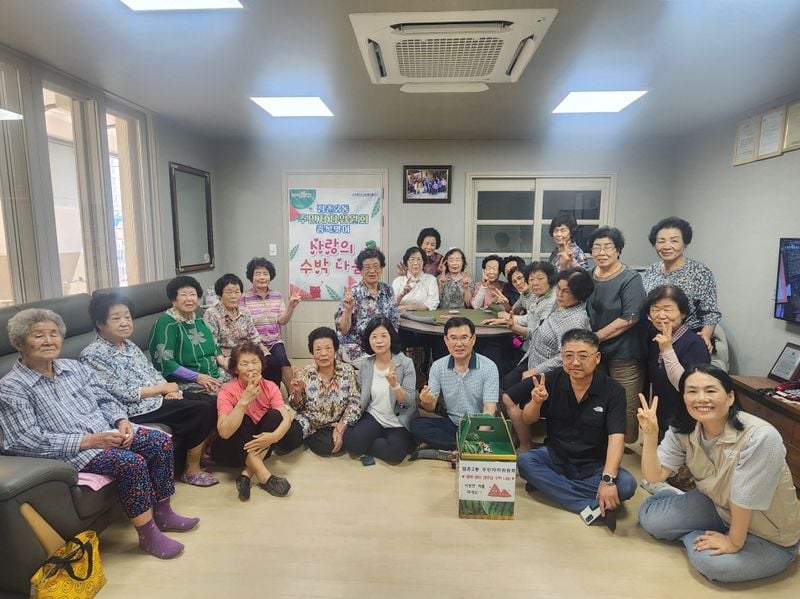 점촌2동 주민자치위원회, 중복 맞아 사랑의 수박 나눠