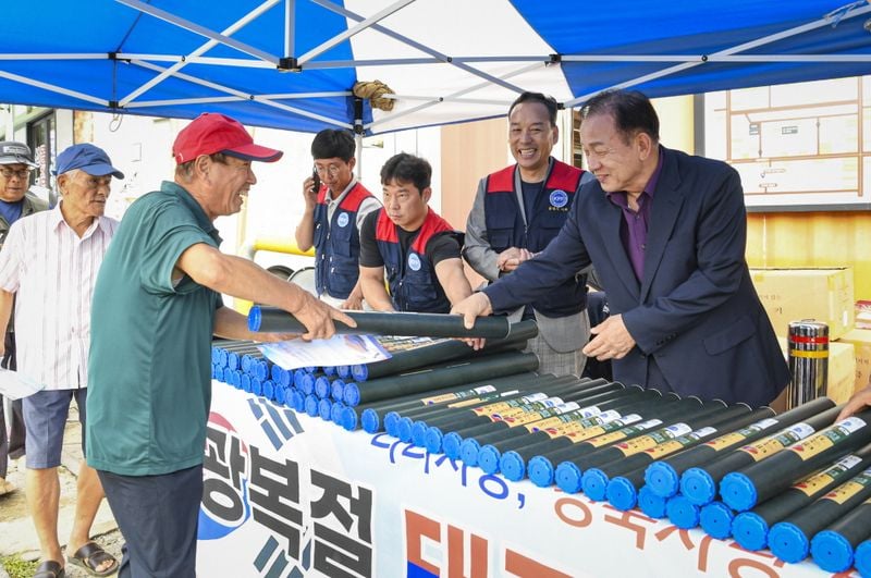 광복 80주년, 한국자유총연맹 문경시지회 태극기 600개 나눠