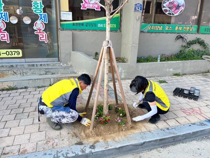 문경읍 주민자치위원회, ‘작은 정원 가꾸기’로 깨끗한 거리 만들기 앞장
