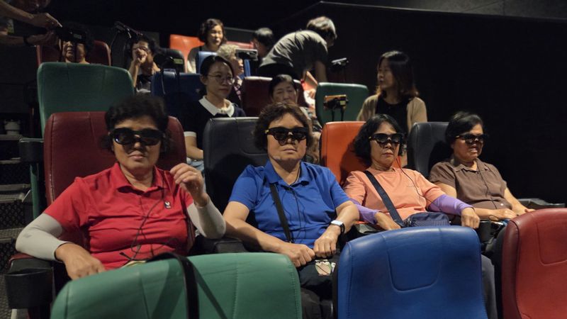 문경에서 장애인과 비장애인이 같은 시간·공간에서 영화를 관람하는 모습. /한국농아인협회 경상북도협회 문경시지회 제공