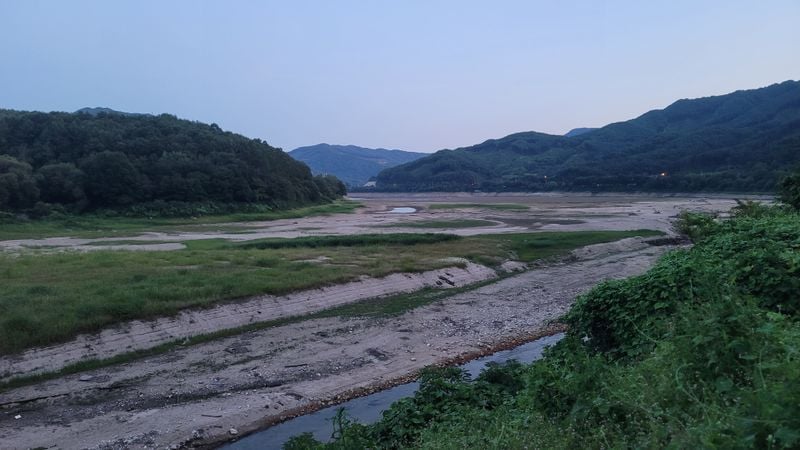 가뭄 타는 문경 경천호, 농민들 한숨