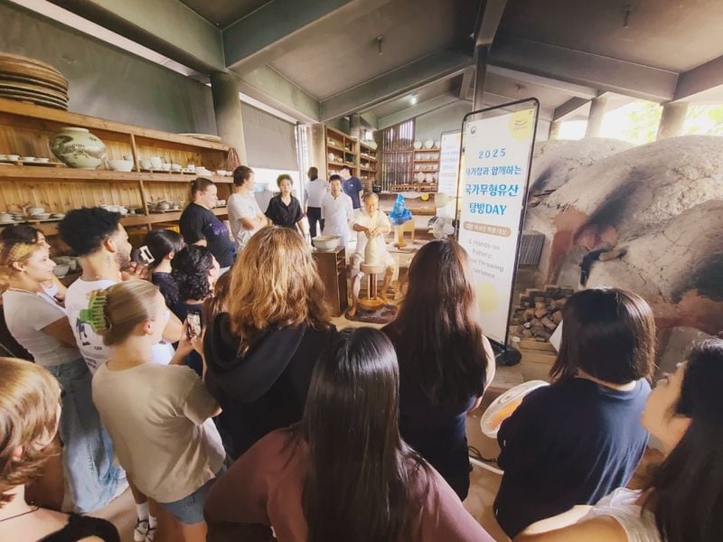 문경시, 외국인 교환학생 대상 ‘사기장과 한국 무형유산 데이’ 성료