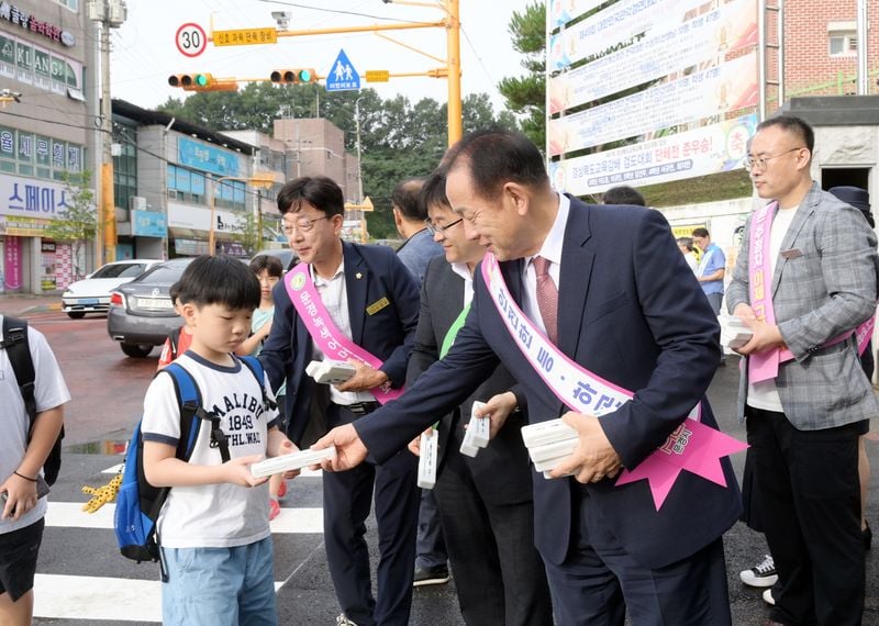 문경시, 어린이 등굣길 교통안전 캠페인 가져