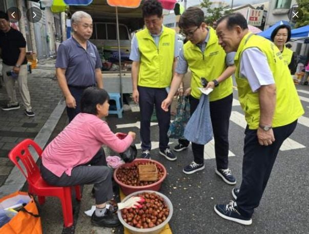 지난 1월 설맞이 전통시장 장보기에 나선 신현국 문경시장. 