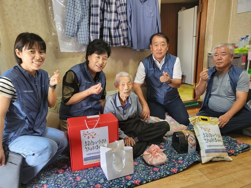 산양면 지역사회보장협의체, 추석 맞아 독거 어르신 위문
