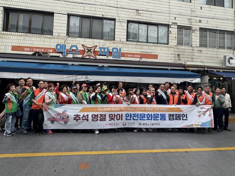 문경중앙시장에서 마스크 배부하며 안전수칙 홍보