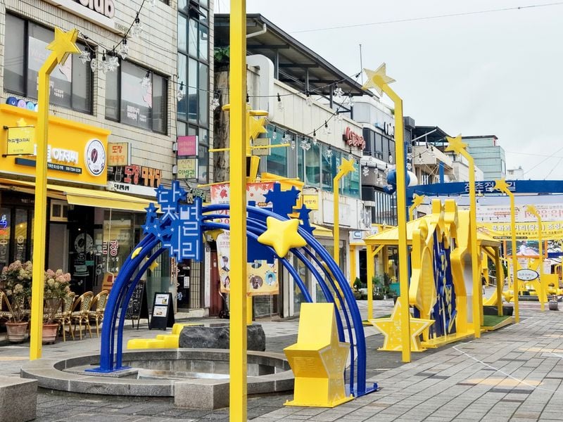 문경시, 점촌점빵길에 ‘닻별 테마길’ 완공… 원도심 상권에 새 바람