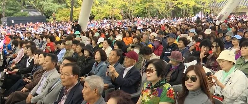 ‘2025 문경사과축제’ ‘백설공주가 사랑한 사과’로 화려한 개막