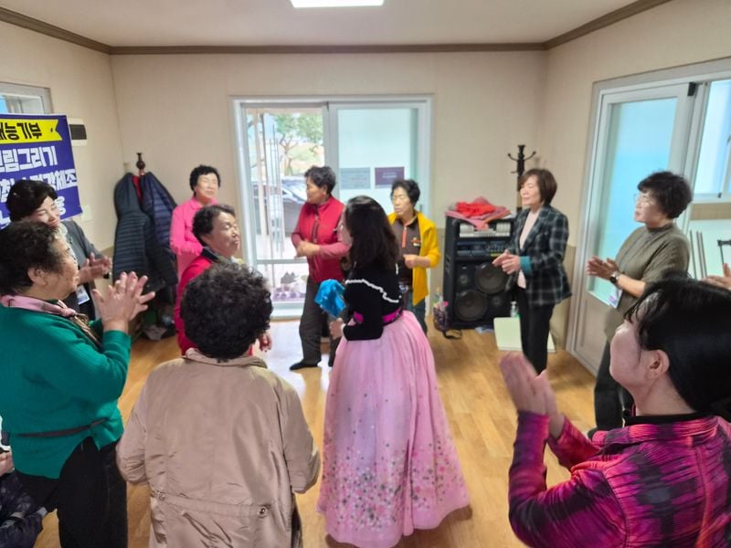 문빛봉사단, 농암면 연천리서 ‘사랑 나눔 가요봉사’