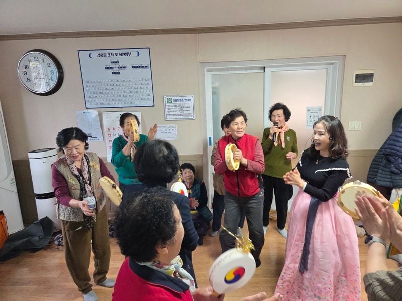 문빛봉사단, 농암면 연천리서 ‘사랑 나눔 가요봉사’