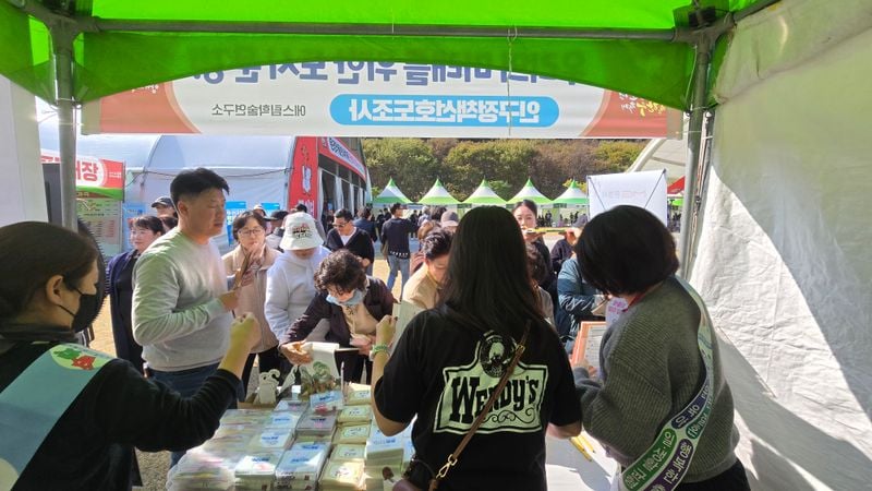 문경시, 한우축제 현장에서 인구정책-가은아자개장터 홍보