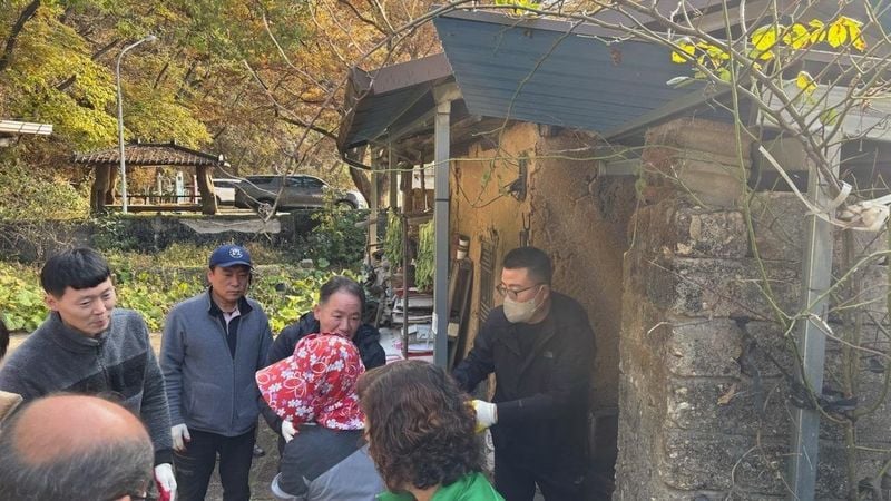 호계면 지역사회보장협의체-황씨청년회, 연탄 나눠