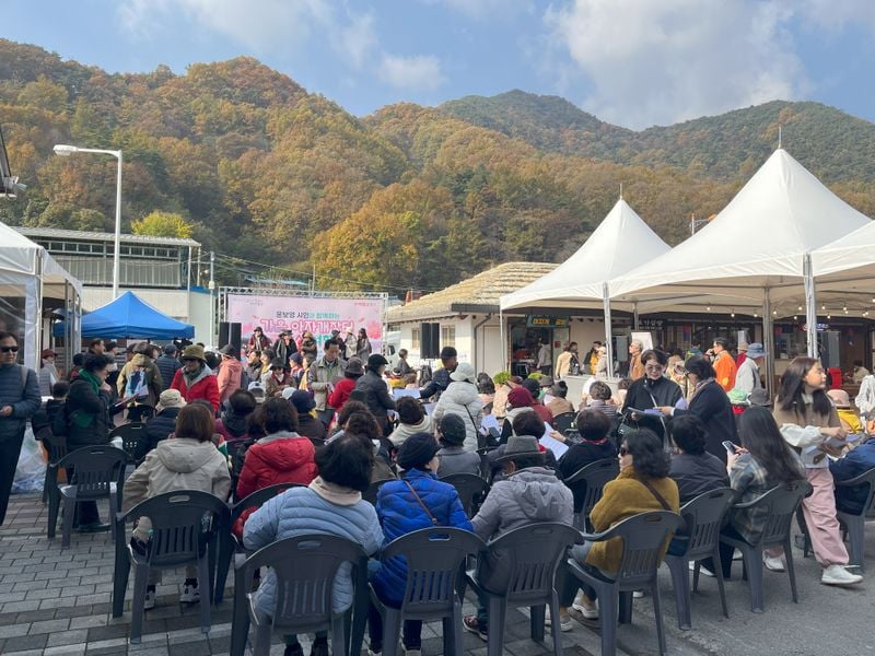 가은아자개장터에 커피시인 윤보영 팬클럽 회원 500명 찾아 활황