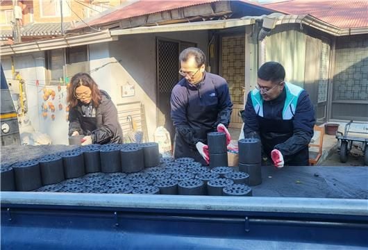 대구은행 iM뱅크 문경지점, 13가정에 ‘사랑의 연탄’ 나눠