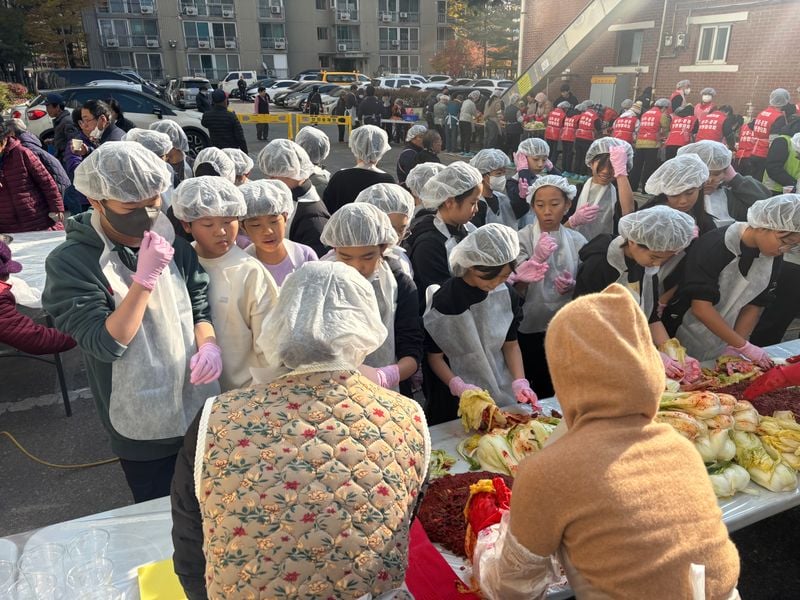 문경시종합사회복지관, ‘2025 김장 나눔 잔치’ 성황