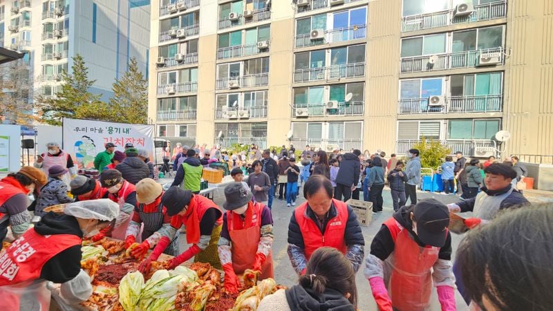 문경시종합사회복지관, ‘2025 김장 나눔 잔치’ 성황