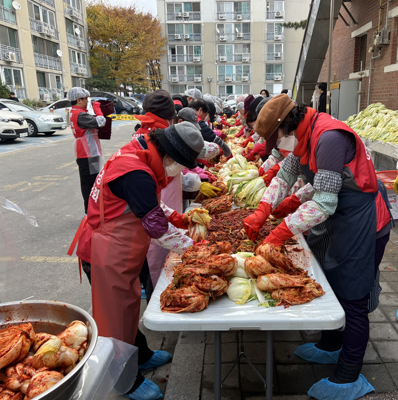 문경시종합사회복지관, ‘2025 김장 나눔 잔치’ 성황