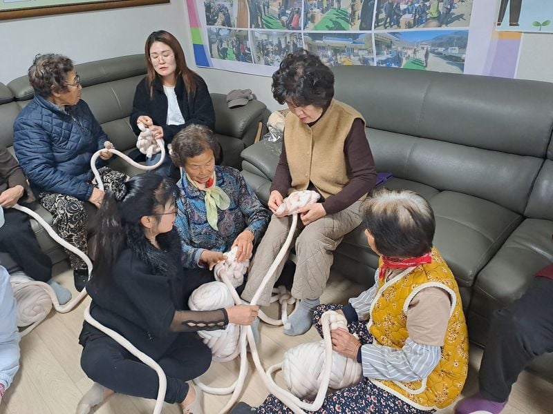 점촌로타리클럽, 호계 선암1리 어르신들과 손뜨개 방석 만들어