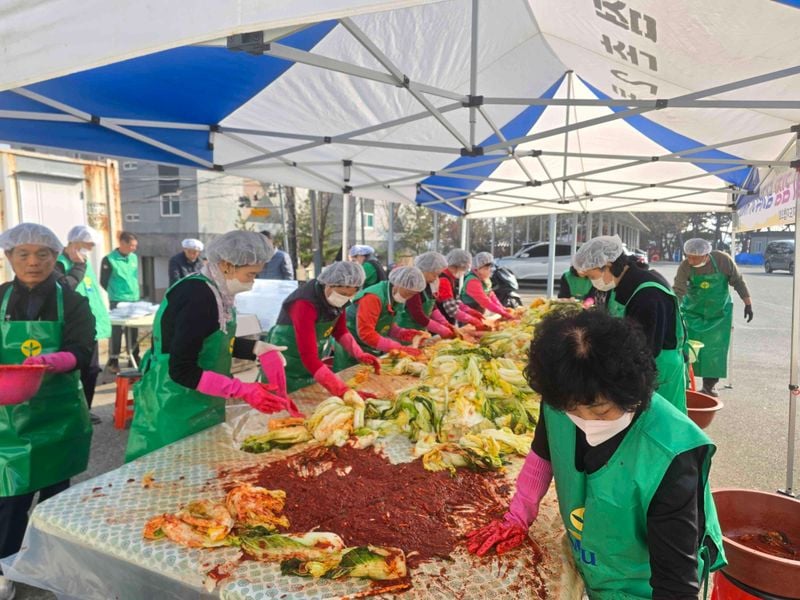 점촌2동 새마을회, 사랑의 연탄-김장 나눠