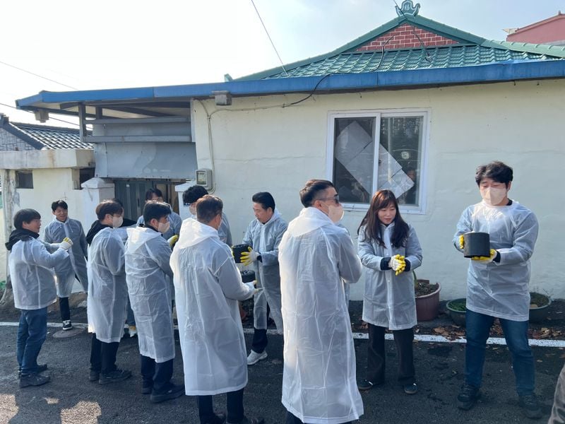 문경시청 토공회-문경시전문건설협회 사랑의 연탄 나눔 나서