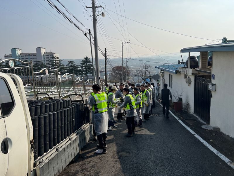 문경시청 토공회-문경시전문건설협회 사랑의 연탄 나눔 나서