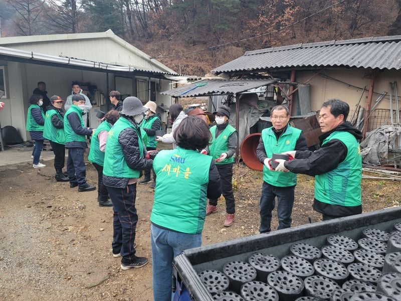 동로면 새마을회, ‘사랑의 연탄’ 전달