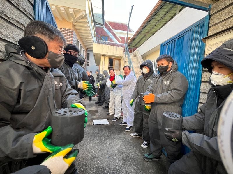 문경시청 환경공무직, 독거노인 위해 연탄 1200장 나눠