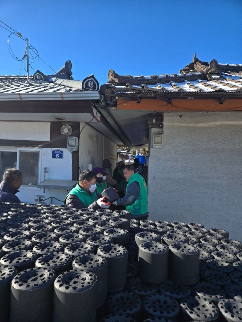 농암면 새마을회, ‘사랑의 연탄’ 1천장 나눠