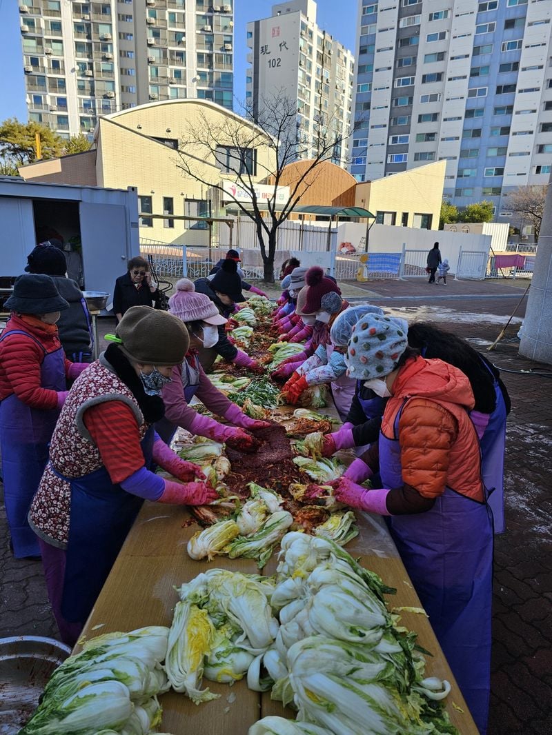 문경시여성자원봉사회 600포기 김장 해 140가구에 나눠