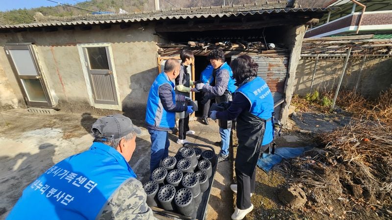 문경시가족센터 ‘가온누리 봉사단’, 사랑의 연탄 나눠