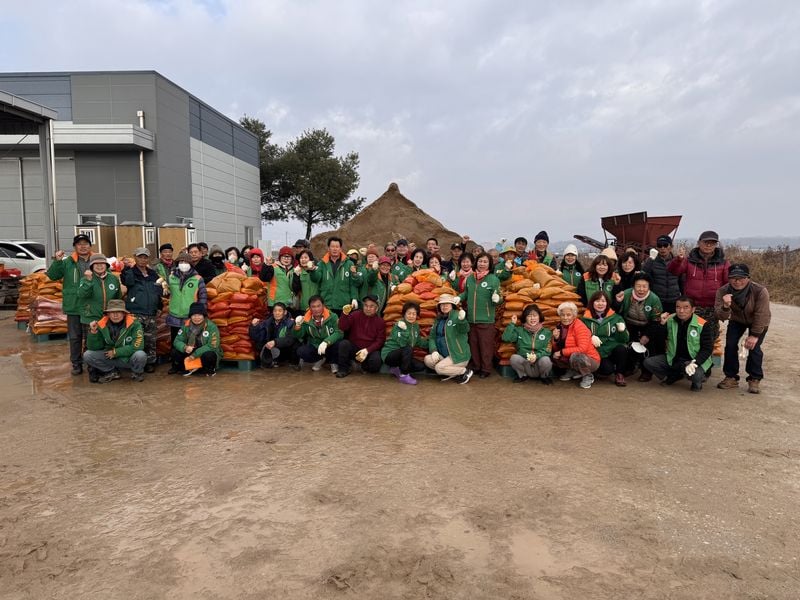 문경시 자율방재단, 폭설 대비 모래주머니 제작