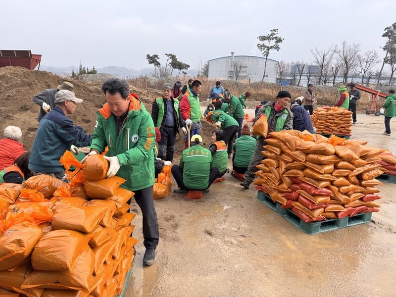 문경시 자율방재단, 폭설 대비 모래주머니 제작