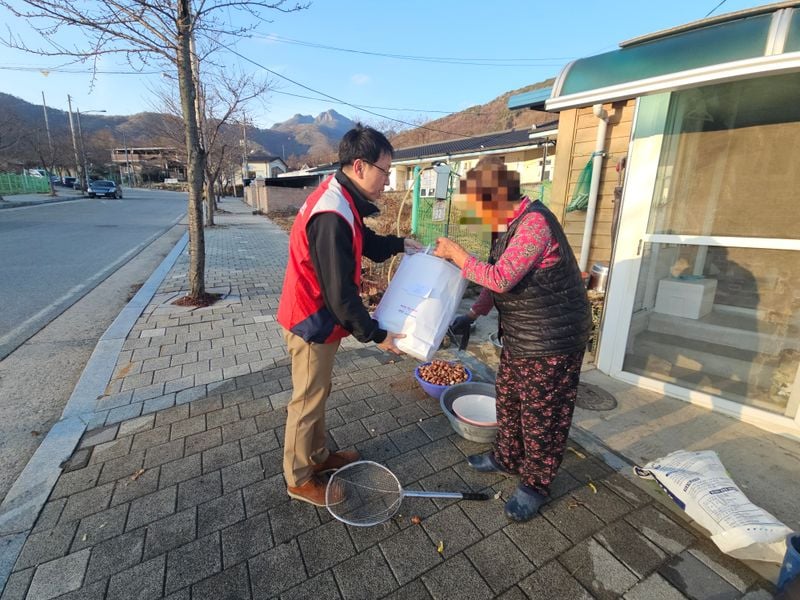 문경읍 지보협, 독거 어르신 50가구에 방한용품 전달