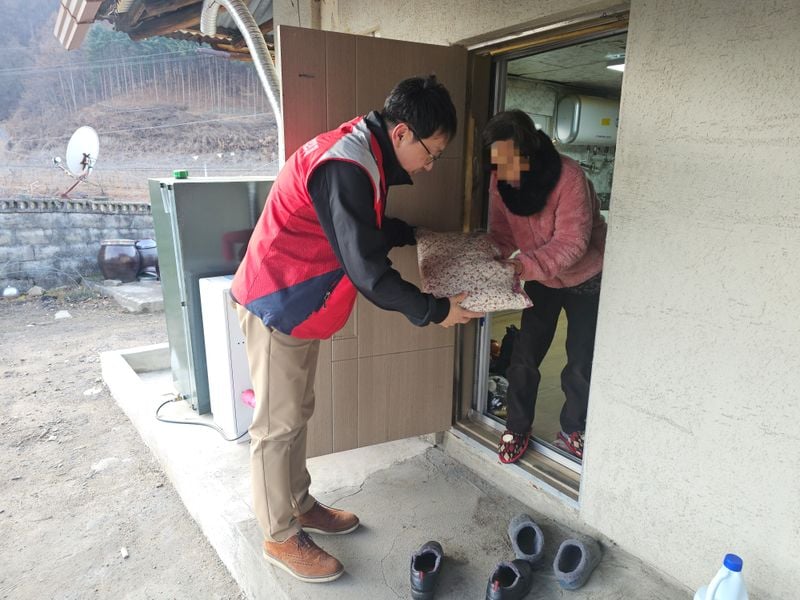 문경읍 지보협, 독거 어르신 50가구에 방한용품 전달