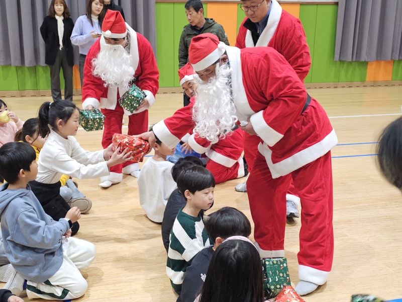 ‘메리 크리스마스’, 문경읍 초등학교 찾아온 행복 산타