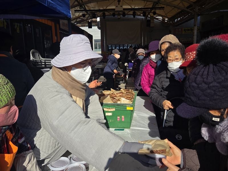동지 팥죽에서 이웃사랑 성금까지.... 문경읍 연말 나눔의 온기 가득