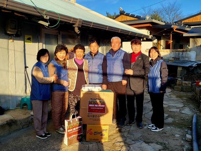 산양면 지보협, 독거 어르신엔 난방용품-아동에겐 크리스마스 선물