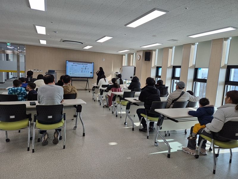 문경시가족센터, 다문화가족 초등 입학생 책가방 지원하고 부모교육