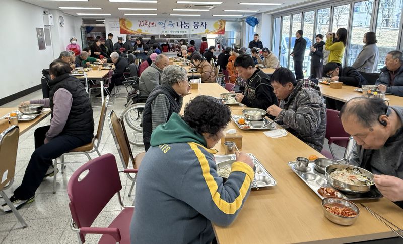 문경시여성단체협의회, 장애인들에게 떡국 나눠